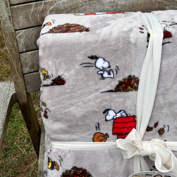 NEW Peanuts Snoopy Fall Theme 90"x 90” FULL /QUEEN Berkshire Gray Throw Blanket - Picture 4 of 11